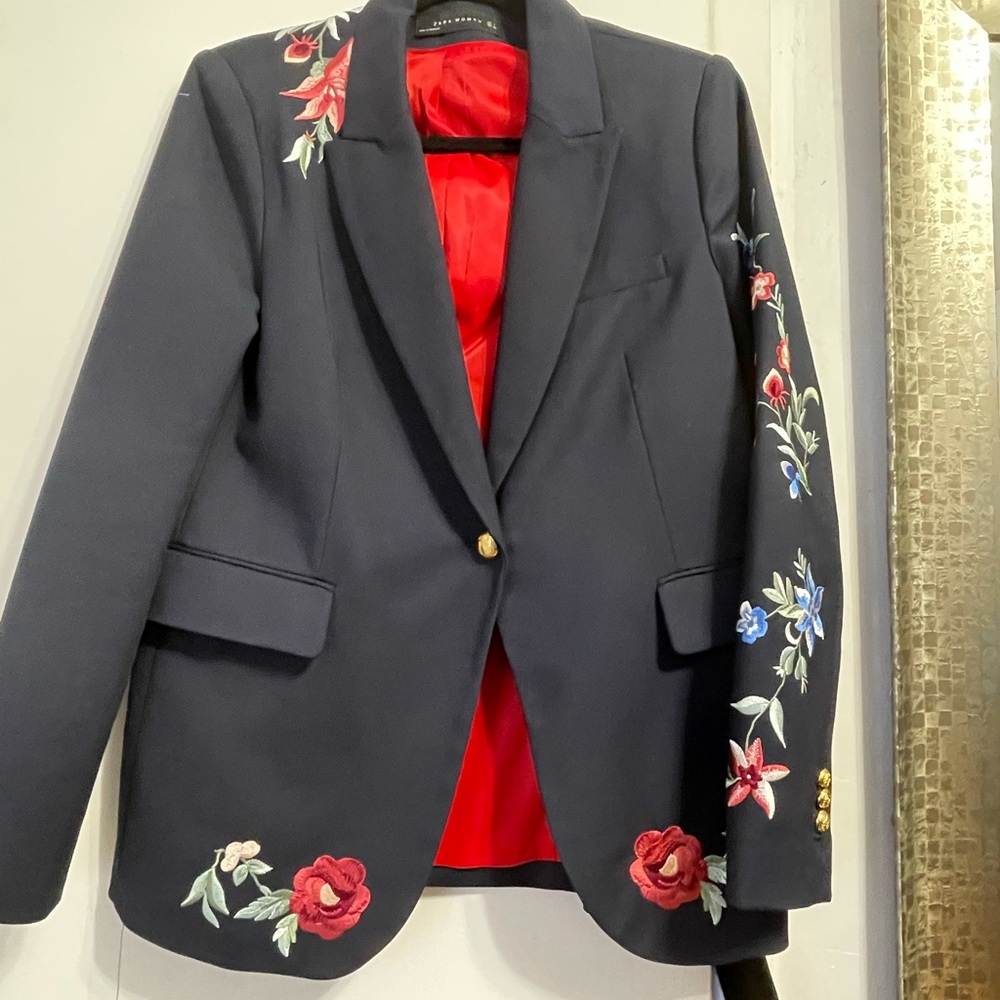 New never worn blue blazer. Fits amazing on.